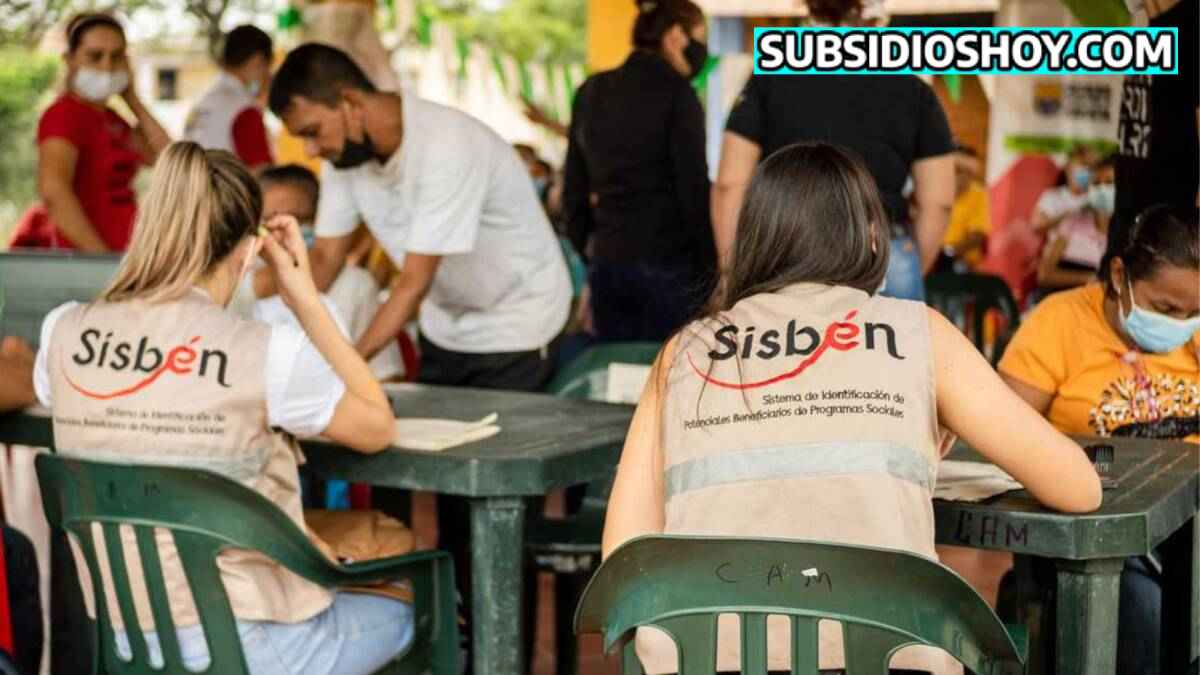 Wintor ABC informa Actualización del SISBÉN 4: ¿Qué Cambia para los Hogares Colombianos? Consulta Aquí. 1 escenario de trabajo del sisbén, cidadanos preguntando información.