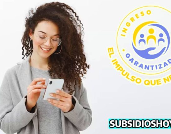 mujer con celular alegre, subsidioshoy.com- logo del ingreso minimo garantizado