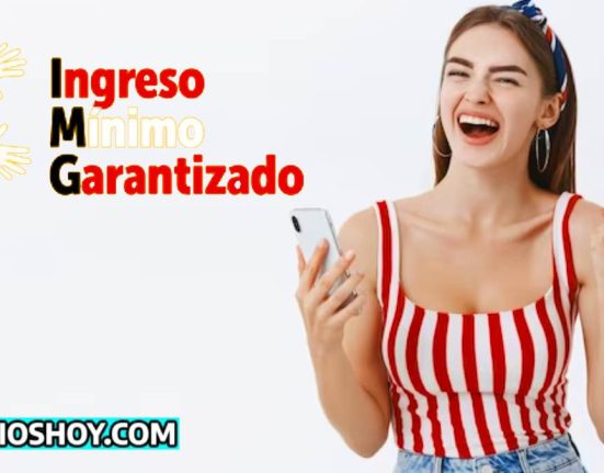 mujer alegre con celular en mano, al ladoa izquierdo de la imagen el logo del ingreso minimo garantizado y abajo el logo de subsidiohoy.com