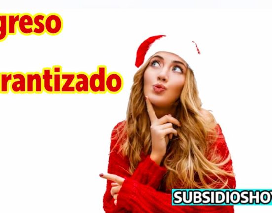 mujer navideña mirando al logo del ingreso minimo garantizado, abajo a la derecha el logo de subsidioshoy.com