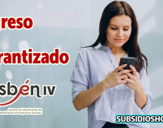 mujer observando el celular a su lado dos logos pertenecientes al sisben y el ingreso minimo garantizado, abajo a la derecha el logo de subsidioshoy.com