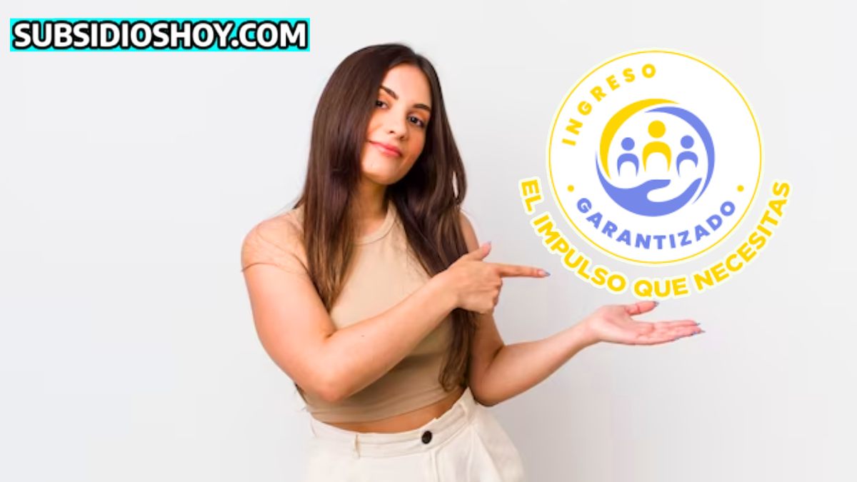 Ingreso Mínimo Garantizado: Elige Consultar y Descubre si Eres Beneficiario 2023. 1 mujer joven sosteniendo y señalando el logo del ingreso minimo garantizado- en la parte superior izuierda de la imagen el logo de subsidioshoy.com