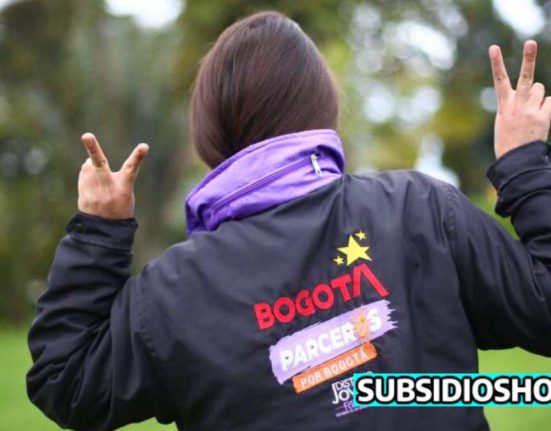 joven mjer de espalda mostrando el logo de parceros por bogota, abajo el logo de subsidioshoy.com