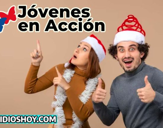 dos jovenes mujer y hombre con gorros navideños, la mujer esta apuntando al logo de jovenes en accion que esta en la parte superor, mientras que el otro joven esta con los pulgares en alto, abajo a la izquierda esta el logo de subsidioshoy.com