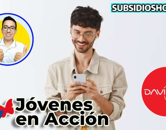 joven sonriente con celular en mano, logo de subsidioshoy.com en la parte superior derecha , en la parte inferio ellogo de daviplata, por la parte ixquierda esta el logo de wintor ABC y el de jovenes en accion