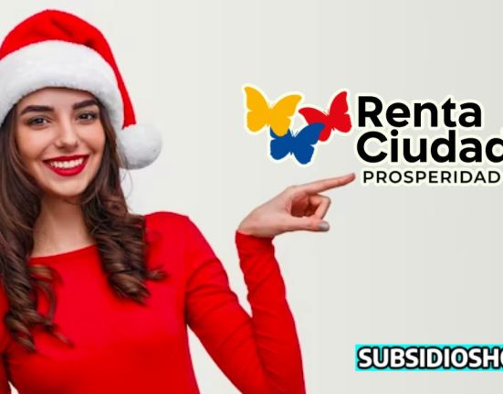 mujer joven con gorro navideño apuntando hacia el logo de a rentanta ciudadana, abajo de la imagen esta el logo de subsidioshoy.com