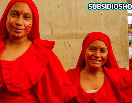 dos mueres pertenecientes a la comunidad wayuu y arriba a la derecha el logo de SubsidiosHoy.com