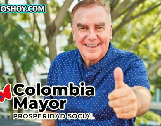 Hombre mayor dando el ok, a la izquierda esta dos losgos el de subsidioshoy.com y el de colombia mayor