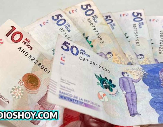 varios billetes colombianos de $50 mil COP y uno de $10 mil COP, abajo a la izquierda de la imagen el logo de subsidioshoy.com