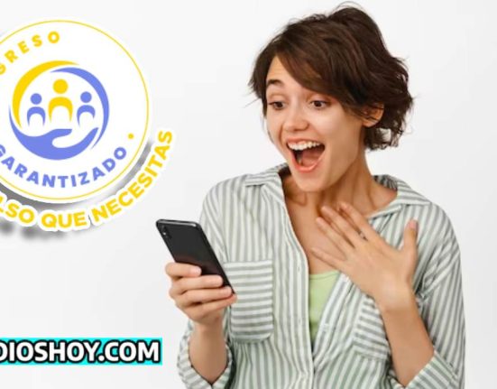 mujer con celular en mano alegre, y al lado el logo de ingreso minimo garantizado y abajo de la imagen el logo de subsidioshoy.com