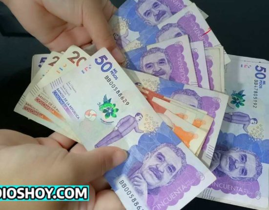 multiples billetes colombianos de dominacion de $20 mil pesos y de $50 mil pesos colombianos, abajo a la izquierda el logo de subsidiohoy.com