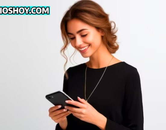 mujer joven con celular en mano, arriba a la izquierda logo de subsidioshoy.com